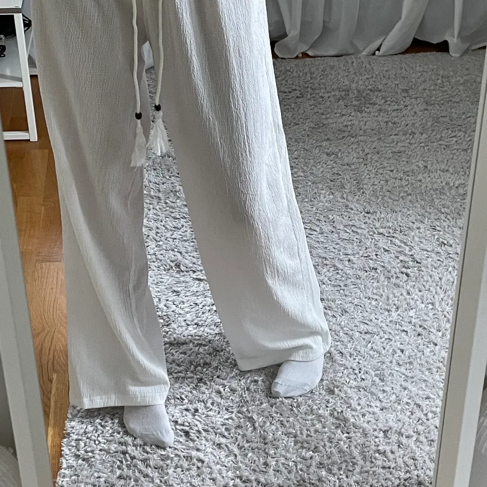 Ett par vita linnebyxor som är skitsnygga nu på sommaren!! Aldrig använda då jag har ett par andra. Strl L men skulle snarare säga stor S/M. Jeans & Byxor.