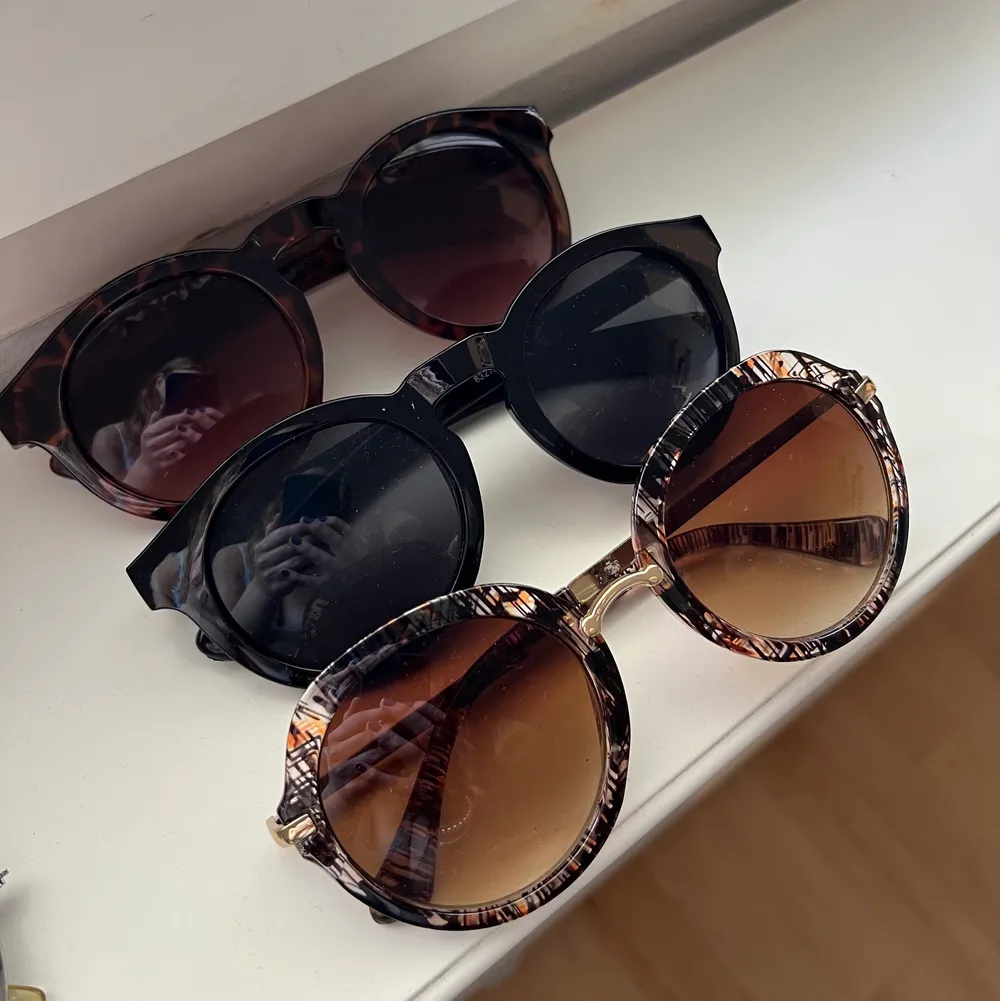 Säljer dessa olika solglasögon, från HM, glitter mm. 30kr/st!. Accessoarer.