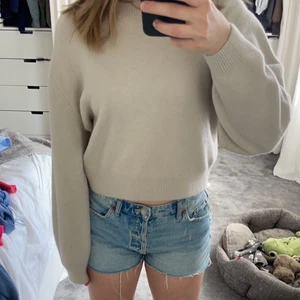 & Other stories tröja  - Snyg beige stickad tröja från & other stories. Lite cropped och jag är 171cm:)