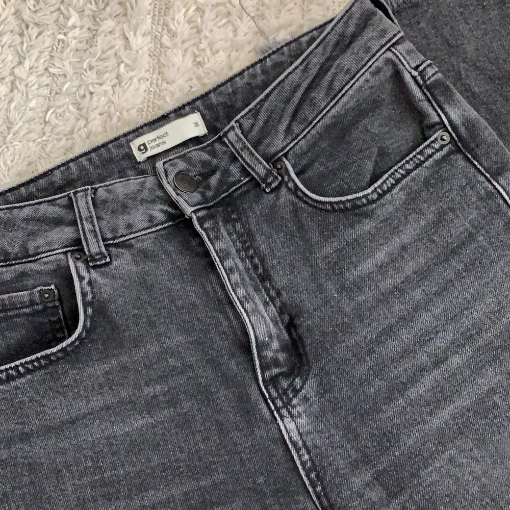 Jeans från Ginatricot i storlek 36. Jeans & Byxor.