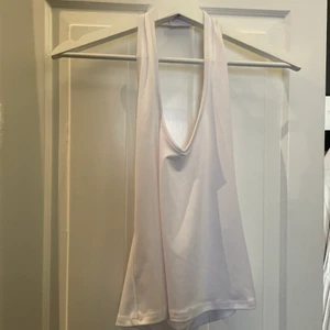 Vit topp - Säljer denna vita topp från Shein. Aldrig använd. ❤️ om någon skulle vara intresserad i en brun eller en svart likadan finns det också❤️