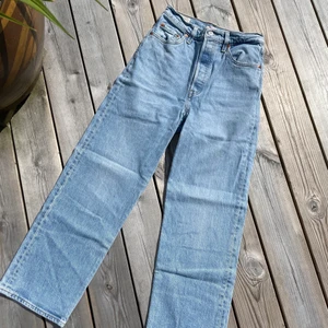 Ribcage Straight Levis Jeans - En gång i tiden mina absoluta favoritjeans! Supernsnygga i färgen fortfarande och fräscha till sommaren. Raka i benen. Köpta från Carlings. NYPRIS: 1349kr
