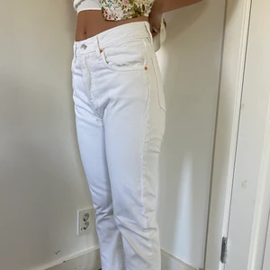 Vita jeans  - Vita jeans som är skitsnygga till klackar. Midwaist och raka. Jag är 168cm lång och har vanligtvis xs/s