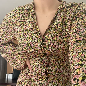 Skjortklänning  - Köpt på zara! Lite insydd i midjan så format fint💕 passar xs-s