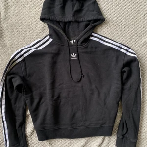 Croppad adidas hoodie - Storlek 40. Kort modell. Bra skick.