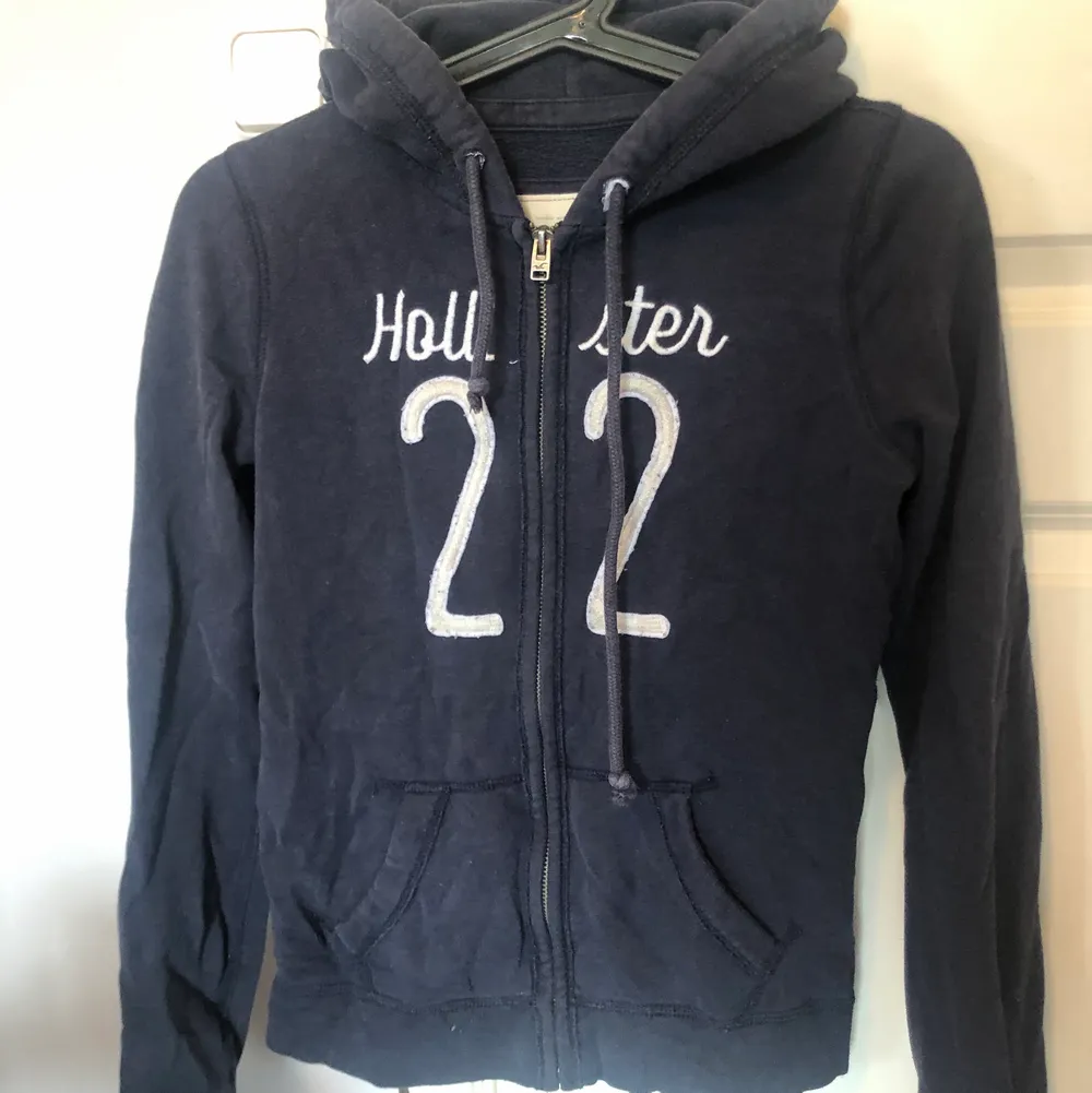Marinblå zip hoodie från hollister. Pris kan diskuteras . Hoodies.