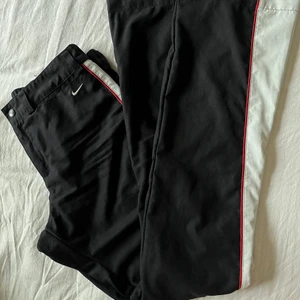 Vintage lågmidjade nike - Världens snyggaste par lågmidjade vintage Nike byxor 💓 100% Polyester, strl uk4-6 men skulle säga s/xs (mindre i låren). Något nötta vid insida låren men ingenting jag märkt av själv!🥰 fraktar men då står köpare för frakt💓