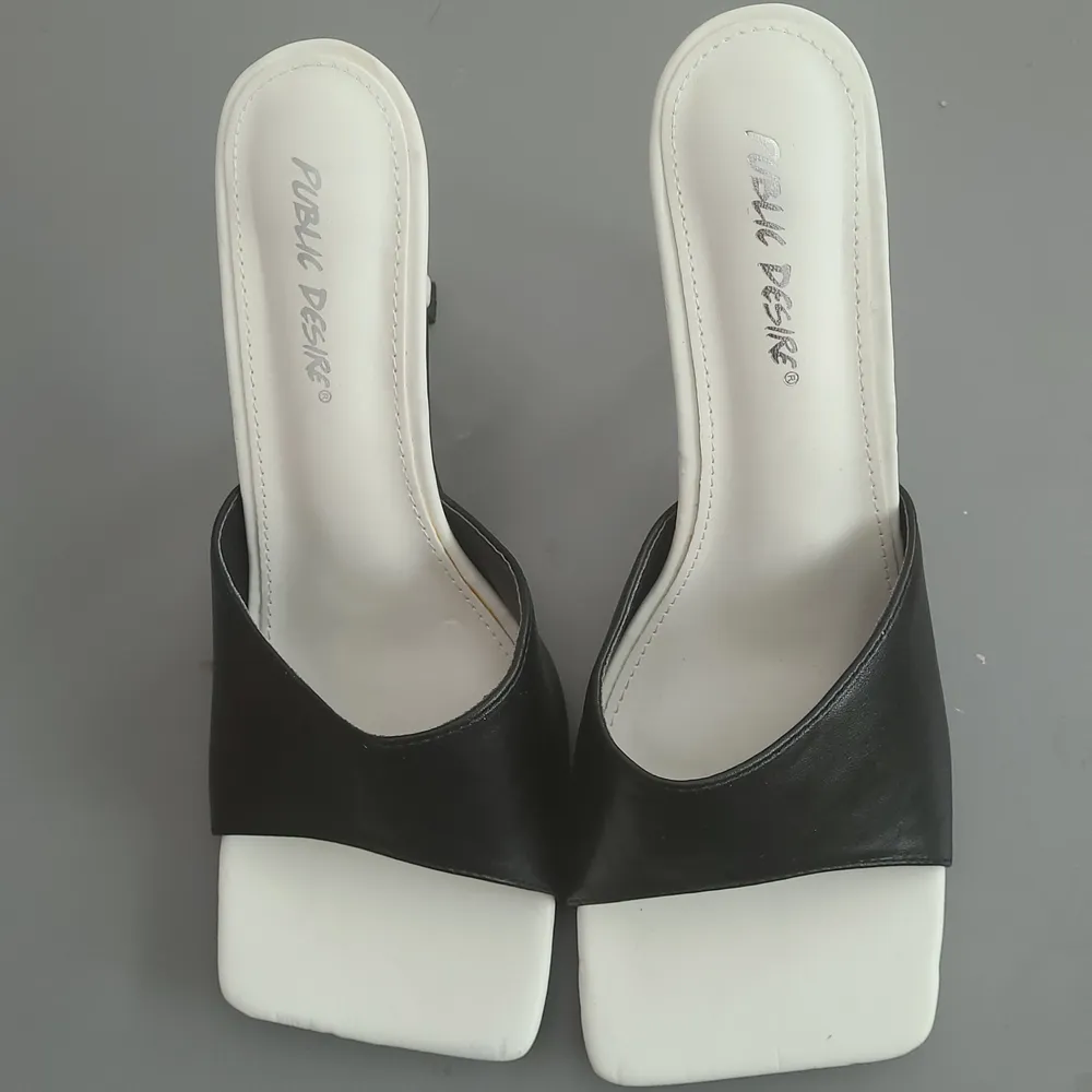 Nya vit och svart Square toe sandaler. Oanvänd sandaler . Skor.