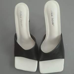 Nya vit och svart Square toe sandaler. Oanvänd sandaler 
