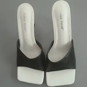 Nya vit och svart Square toe sandaler. Oanvänd sandaler 