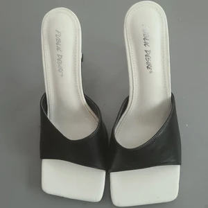 Square toe sandaler  - Nya vit och svart Square toe sandaler. Oanvänd sandaler 