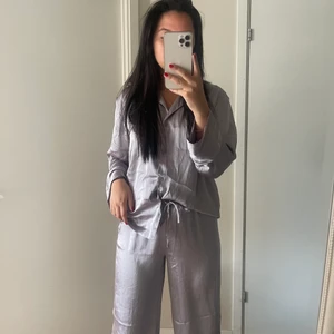 Siden set - Siden pyjamas men för rätt person som kan bära upp det även ett siden SET! Aldrig använd utan endast testad.