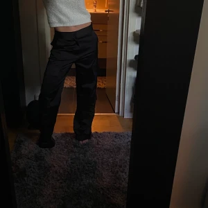 Cargobyxa Zara - Så balla & snygga cargobyxor från Zara, använda 1 gång! Nypris 399kr, storlek S (jag är 166cm). Säljer även matchande överdel🖤