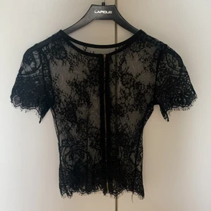 Spetströja  - Spetströja från zara använt några gånger på fester. Vet inte vilken storlek men passar mig som är en xs/s  Skriv vid intresse🖤🖤