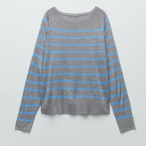 Zara tröja  - Säljer denna randiga tröja!  Supper skönt material,jätte svalkande perfekt på sommaren!  Säljer för 89!  Storlek S-L  Jag har storlek XS/S och denna är i L men funkar för mig! Den är inte så stor i storleken men väldigt stretchig! Kom prv för fler bilder❤️