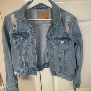 Jeans jacka - Jeans jacka, använd fåtal gånger. Som ny.