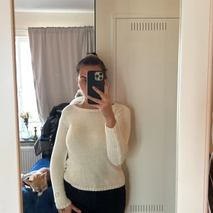 Stickad vit - Köpt på Stockholm LM, knappt använd. 