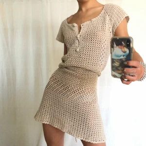 Klänning  - Säljer en av mina favoritklänningar, supersöt virkad i storlek M. Går att knyta åt i ryggen💖fraktar eller möts i Fridhemsplan 