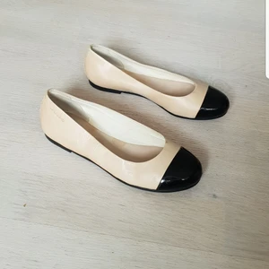 Ballerinaskor - Fina ballerinaskor i läder från Vagabond! Jättefint skick men en liten fläck längst fram (sista bilden) stl 35 💖55 kr💖 frakt 57 kr! 3 för 2