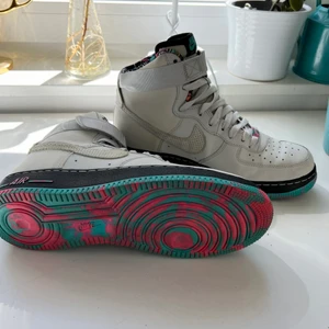 Air Force 1 High - Nike Air Force 1 High Pure Platinum Multi-Color.          Storlek 42 i befintligt skick.  För mer bilder och info skriv privat. Köparen står för frakt