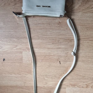 Väska - Michael cors väska, dock har ett k trillat av annars är den i ny skick