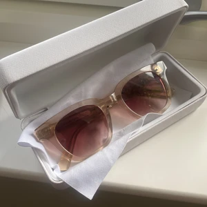 Chimi - Jättefina Chimi solglasögon i färgen Ecru 01. Jättefint skick.