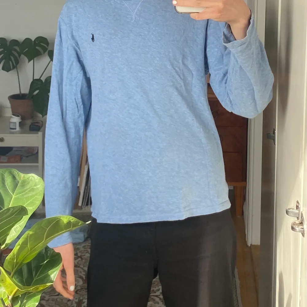 nästintill oanvänd blå ralph lauren-tröja, relativt tunn i storlek M skulle jag säga. . Tröjor & Koftor.