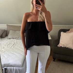 Säljer denna svart fina off shoulder toppen med volang. Storleken på denna är bortklippt men skulle säga de är One Size då de är mycket stretch. Superfint skick. Säljer för 130 kr. Köparen står för frakten! 