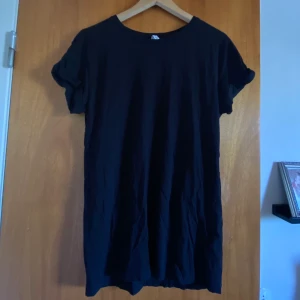 svart lång t-shirt - har använts som t-shorts klänning i en dansshow och passar både som det och som en oversized t-shirt! Endast använd en gång