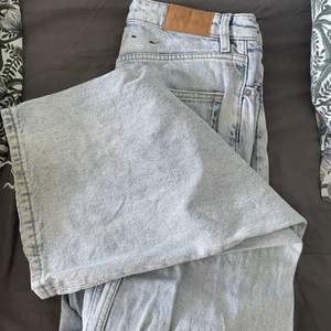 Jeans från monki i modellen ”Yoko” använd sparsamt men passar inte längre 