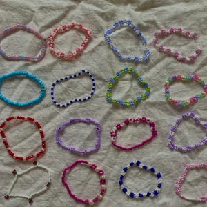 Pärlarmband - Säljer dessa jätte fina armband. Går att göra i olika modeller och färger. De med endast blommor kostar 69kr  och med några blommor blir 49kr och inga blommor alls 39kr  💓💓