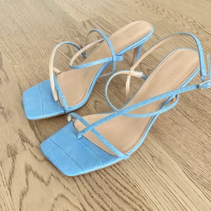 Klackskor från Na-Kd - Superfina klackskor från NA-KD. Endast använda ett fåtal gånger. Superskönt att gå i 🩴💙