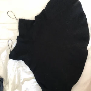 Svart stickad kjol från Zara - En svart högmidjad, stickad kjol från Zara. Är super skön och är i gott skick. Kjolen finns inte längre att köpa hos zara. 