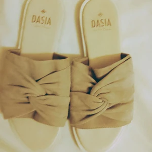 Dasia 38 - Sandaler i mocka fr Dasia, strl 38, använda en gång så i nyskick  150kr
