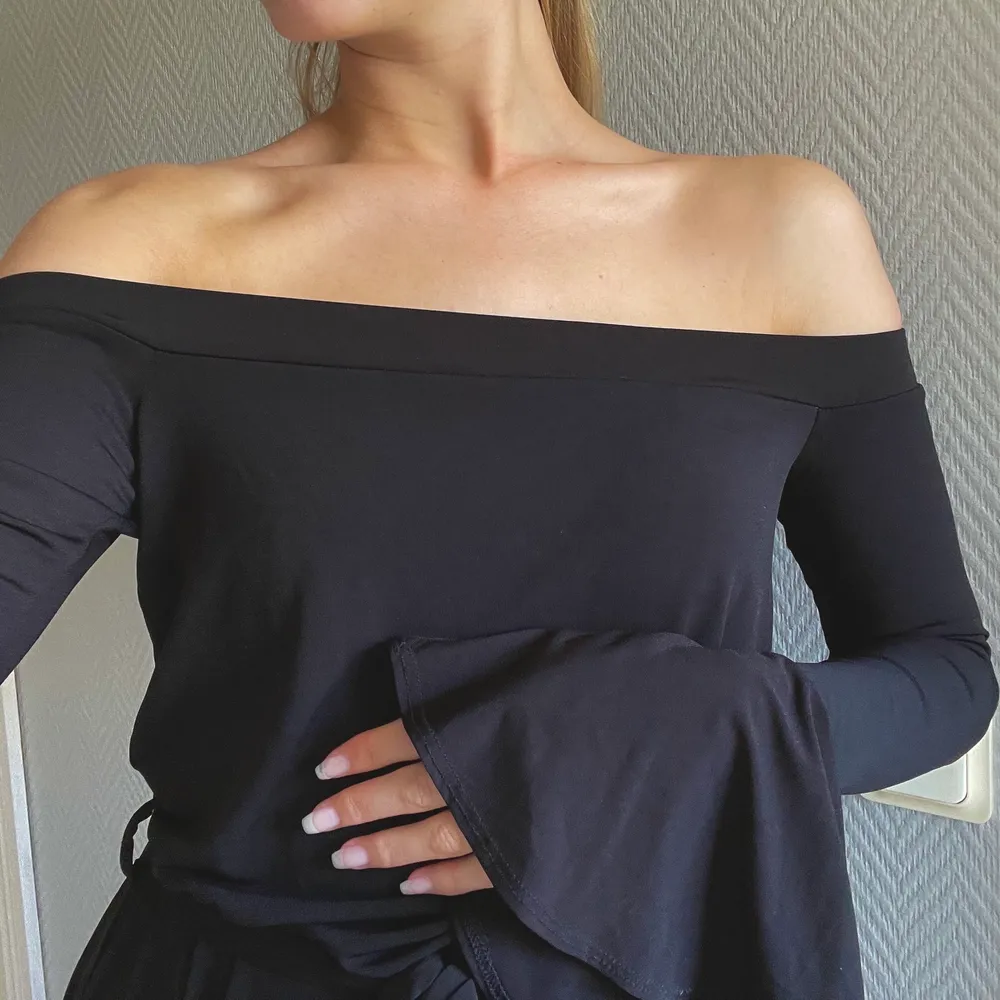 Svart off-shoulder jumpsuit från Nly One i storlek XS, endast använd 2 gånger så den är i samma skick som när jag köpte den. Den har resårband & ett band man knyter i midjan & ser mer ut som en klänning när man har den på sig. 90kr + frakt ✨. Klänningar.