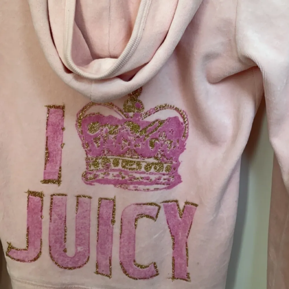 Säljer rosa juicy kofta i bra skick. Storlek 12 år men passar även större. Tryck på ryggen (andra bilden). Hör av dig vid frågor eller intresse💗. Tröjor & Koftor.
