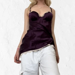 lila nattlinne - materialet är siden, den är väldigt len och skön att sova i! 