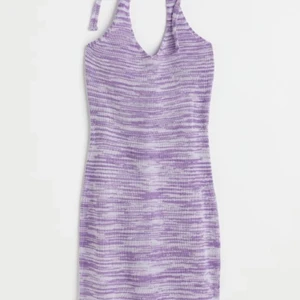 Klänning - Lila klänning från hm, aldrig använd med prislappen fortfarande på! Köpt för 199kr. 