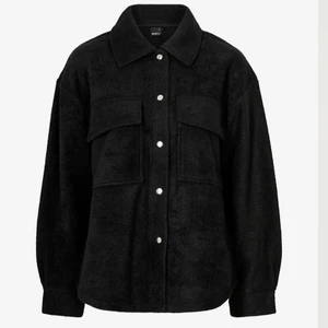 Jacka - Säljer denna super fina jackan från Gina Tricot. Den är oanvänd då jag fick den i julklapp. 