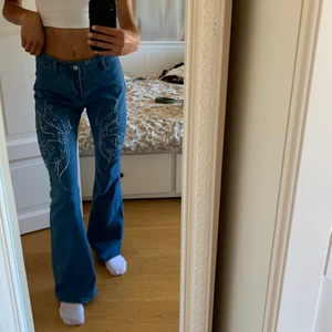 Jeans  - Bekväma jeans köpte på emmiol för ett tag sen men kom tyvärr inte till så mycket användning så säljer därför vidare. De är i stl S, skulle jämföra det med isch 34/36.