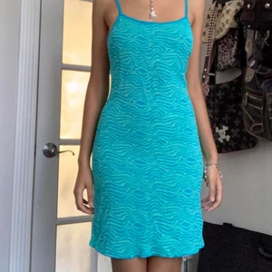 klänning zara - så fin klänning köpt på zara förra sommaren i storlek 36💞 Tyvärr för stor för mig! pris 200kr