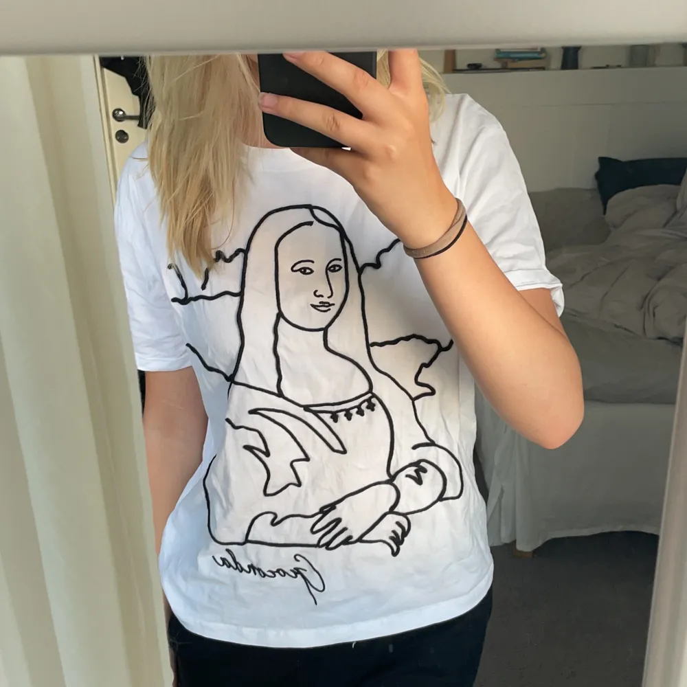 Säljer denna fina t-shirt ifrån Zara❤️Nästan helt oanvänd❤️. T-shirts.