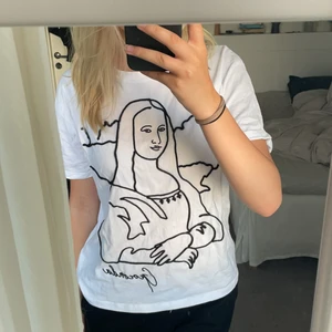 Cool tröja ifrån Zara - Säljer denna fina t-shirt ifrån Zara❤️Nästan helt oanvänd❤️