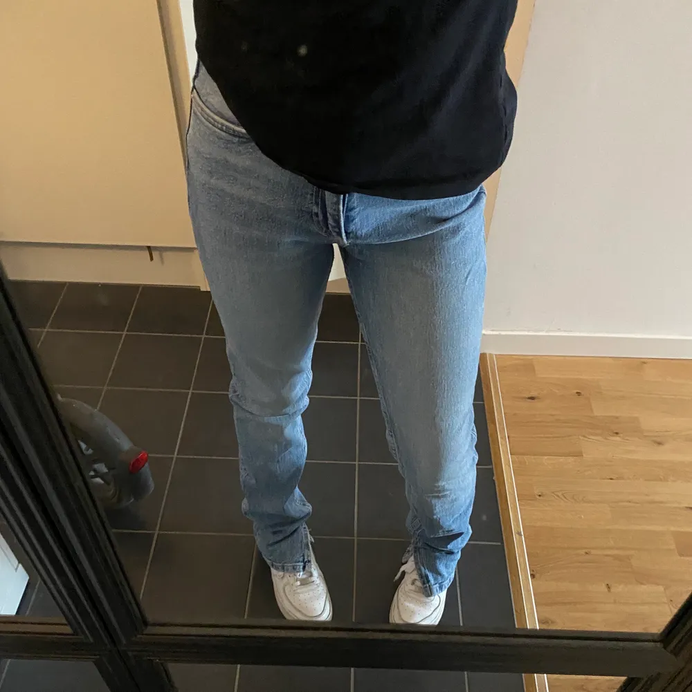 Super snygga jeans från zara med hög midja och slits längst ner!!!⭐️💗kontakta privat för fler bilder. Ordinarie pris 359kr, köparen står för frakt. Använda varsamt och i nyskick!!💗perfekt läng på mig som är 155cm. Jeans & Byxor.