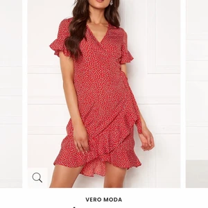 Klänning - Supersöt klänning i storlek XS, använd ett fåtal gånger dvs. i nyskick! Pris: 200 + 40kr Frakt. 