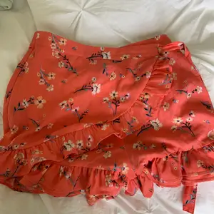 Blommig shorts kjol från Bikbok i storlek xs 