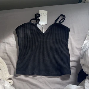 Helt nytt zara linne - Jätte skönt och fint linne, perfekt till sommaren☀️ lappen finns kvar. Säljer för att jag råkade köpa 2 st likadana💗🫶🏻 passar även som S då jag vanligtvis har det. 