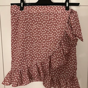 Shein kjol  - - har endast testats och sedan hängt i garderoben - skön i materialet 