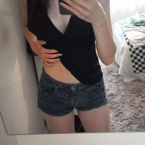 Low waisted jeans shorts mörblå  - Märkblå low waisted jeansshorts från Emma Denim. Fint skick, möts upp i sthlm💫