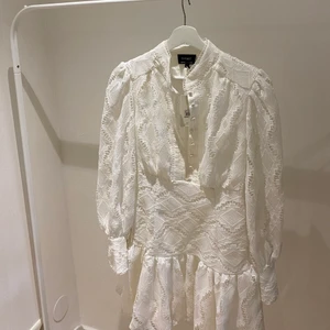 Vit klänning   - Super söt klänning som är perfekt för studenten ifall du inte hitta någon än! Helst snabba köp och kommer tyvärr inte heller kunna skicka bilder på eftersom den är alldeles för liten för mig. Den är i storlek 36 och är relativt kort❤️ 